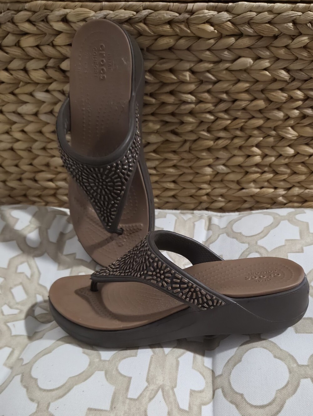 Crocs 6 Textured Brown Thong Sandals - Picture 2 of 6